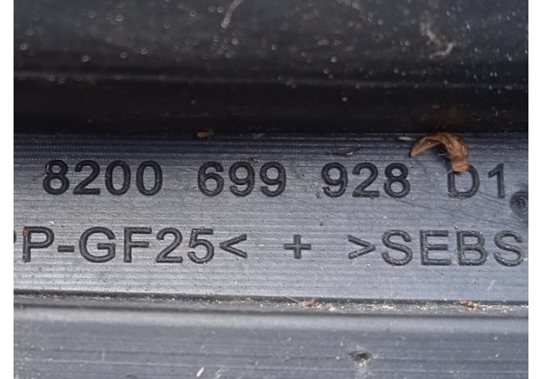 Накладка лобового скла права Renault Clio 3, 8200699928